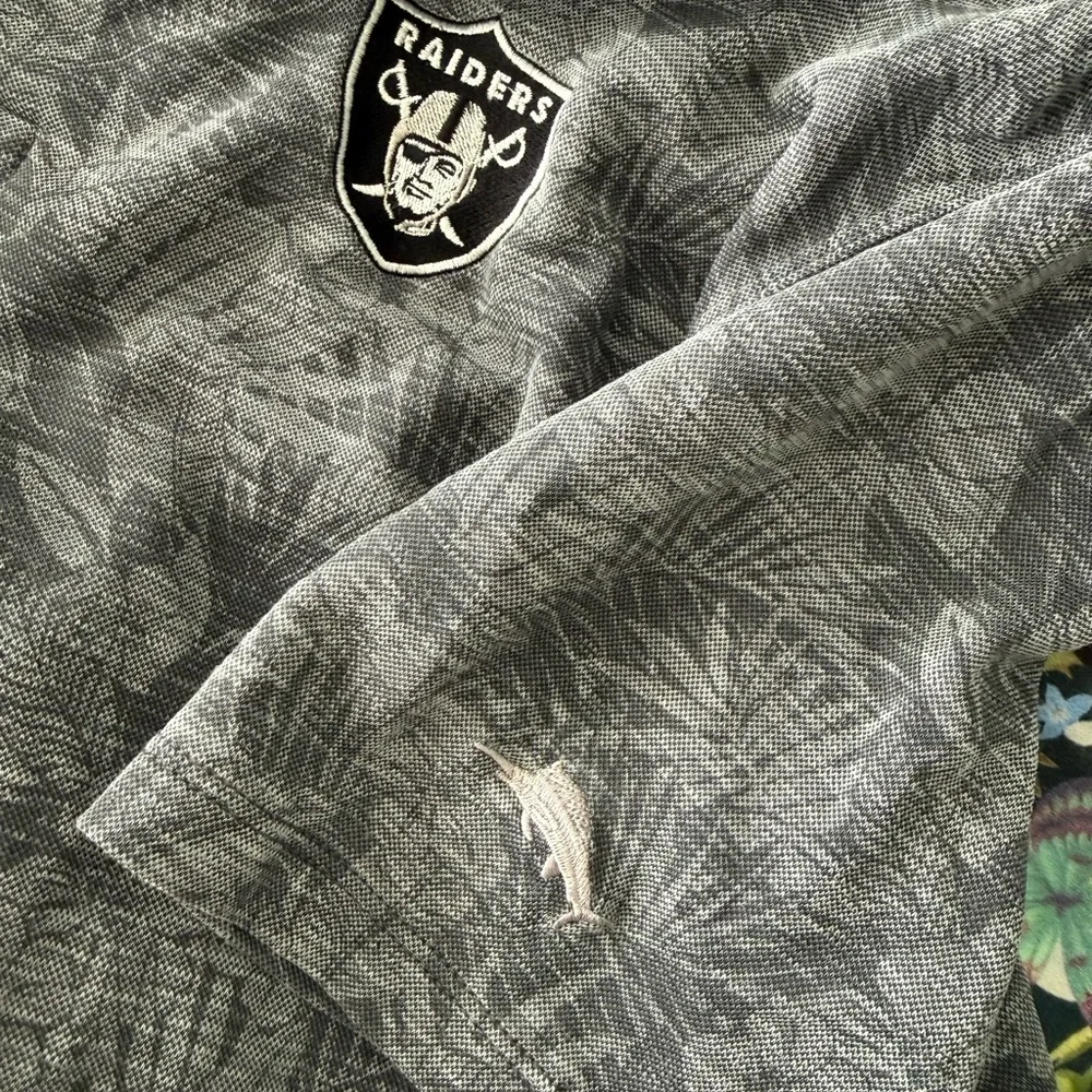 Tommy Bahama Gray Raiders Polo Shirt Size L - Picture 3 of 6